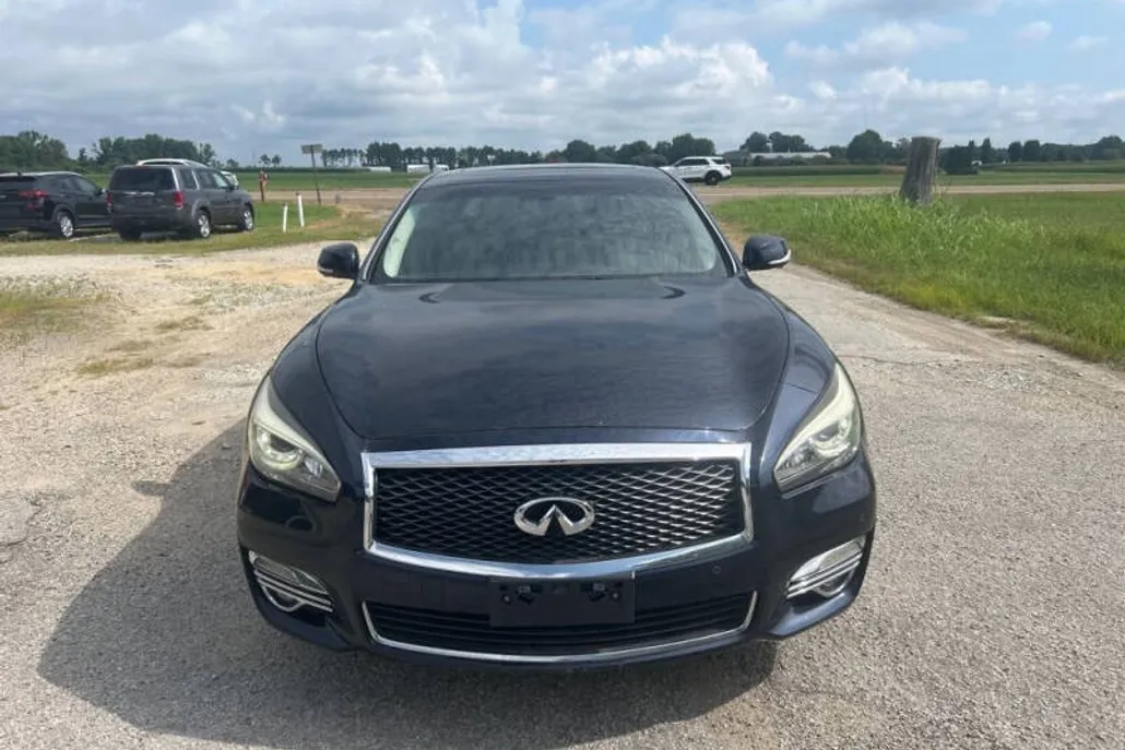 2015 Infiniti Q70L photo 1