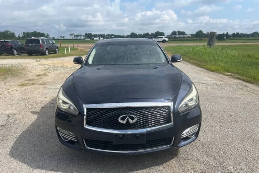 2015 Infiniti Q70L photo 1