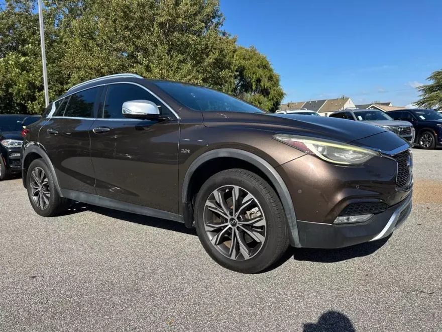 2017 Infiniti QX30 Premium photo 1