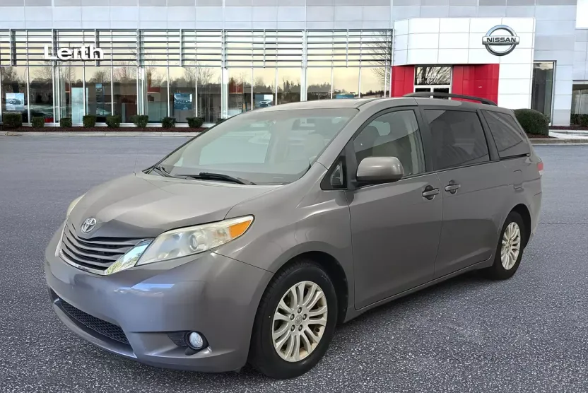 2014 Toyota Sienna XLE photo 1