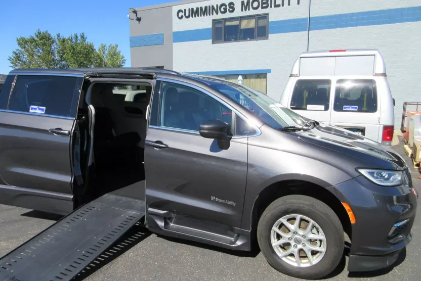 2022 Chrysler Pacifica Touring L photo 1
