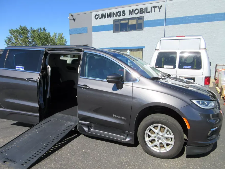 2022 Chrysler Pacifica Touring L photo 1