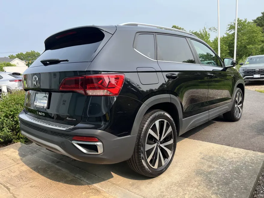 2022 Volkswagen Taos SE photo 1