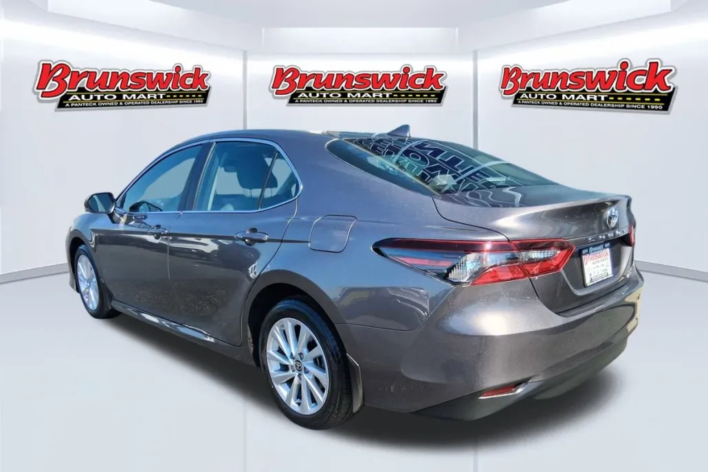 2023 Toyota Camry LE photo 1