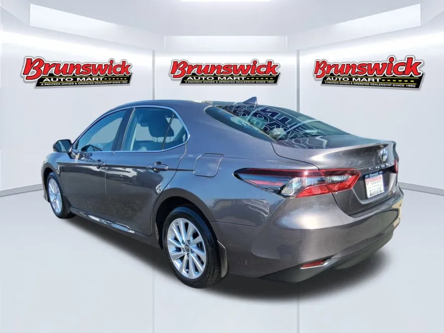 2023 Toyota Camry LE photo 1