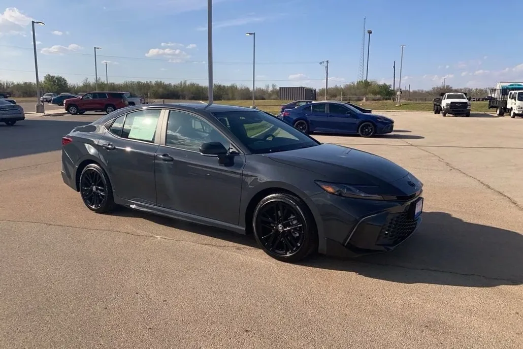 2025 Toyota Camry SE photo 1