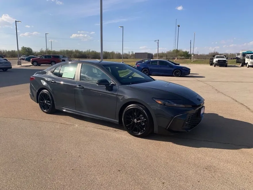 2025 Toyota Camry SE photo 1