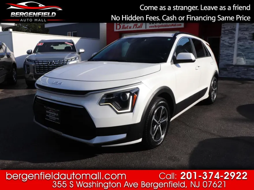 2023 Kia Niro LX photo 1