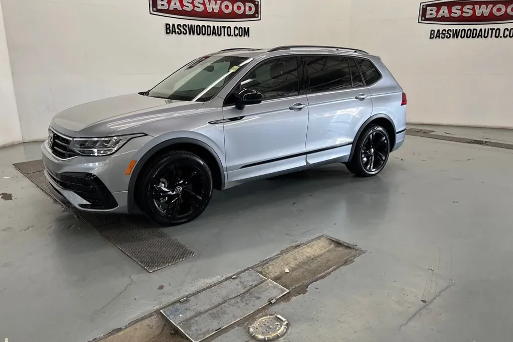 2023 Volkswagen Tiguan SE R-Line Black photo 1