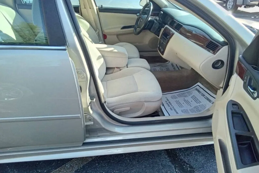 2011 Chevrolet Impala 1LT photo 1