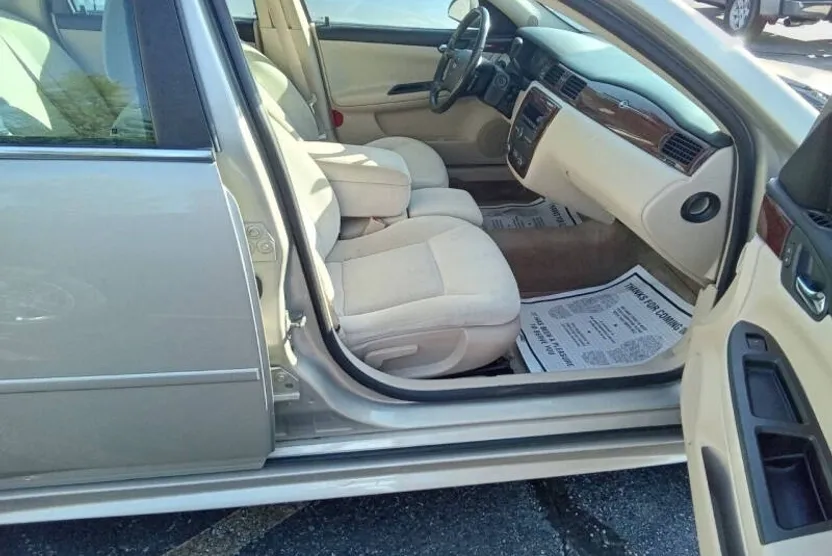 2011 Chevrolet Impala 1LT photo 1