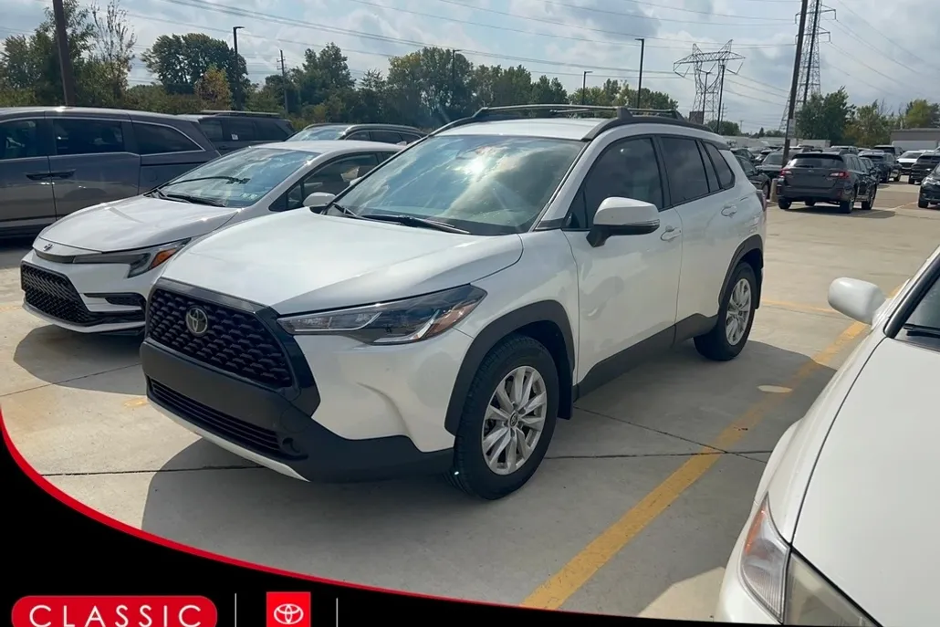 2023 Toyota Corolla Cross LE photo 1