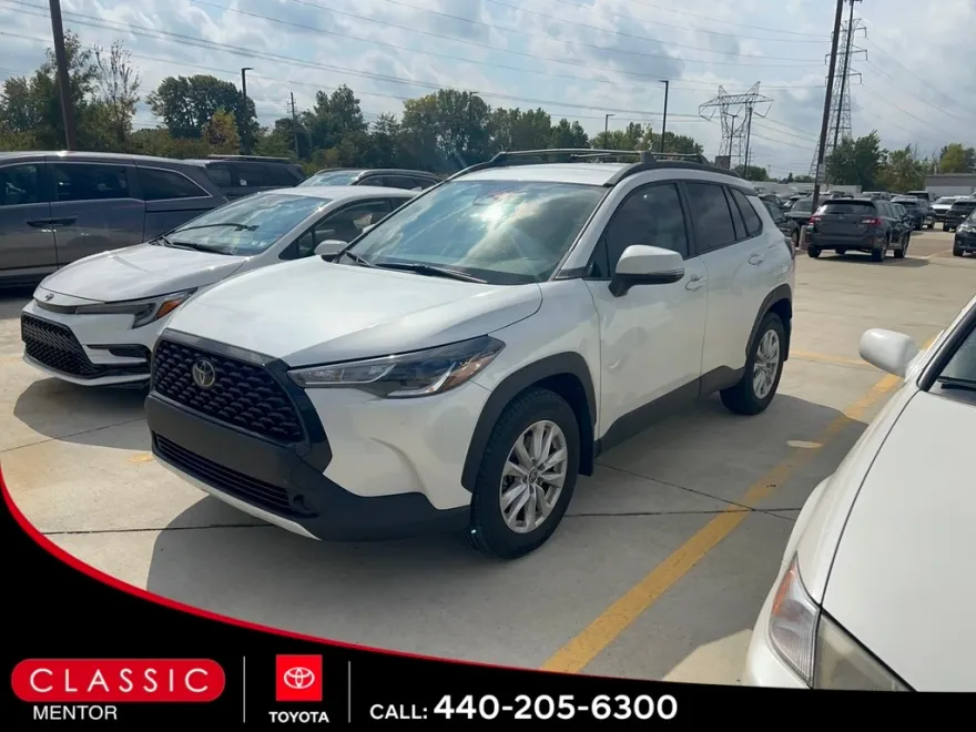 2023 Toyota Corolla Cross LE photo 1