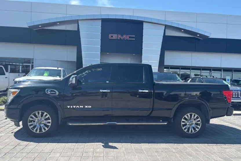 2016 Nissan Titan Crew Cab Platinum Reserve photo 1