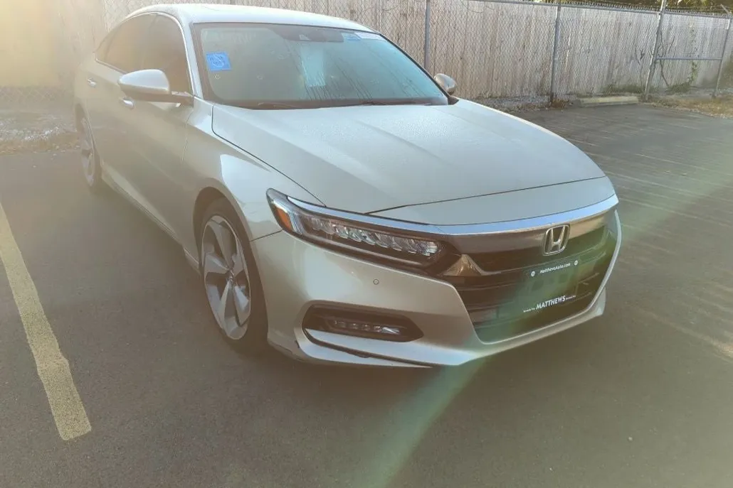 2019 Honda Accord Touring 2.0T photo 1