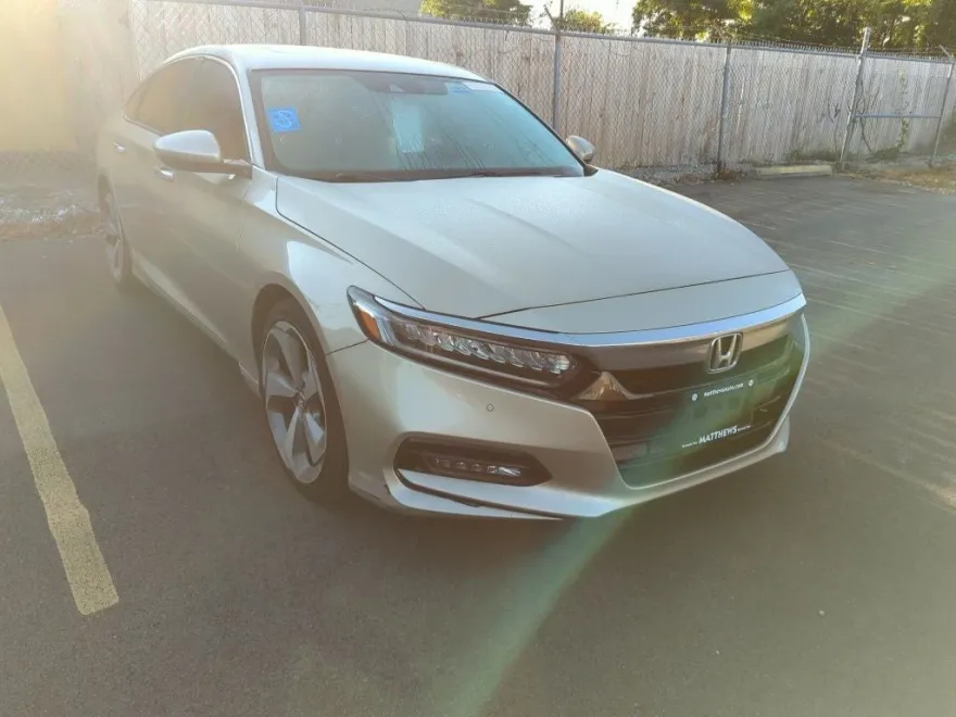 2019 Honda Accord Touring 2.0T photo 1