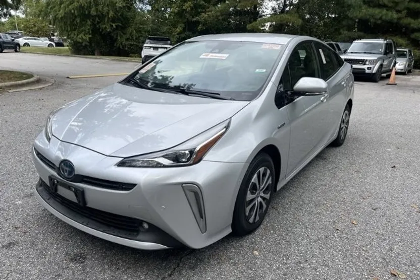 2019 Toyota Prius LE photo 1