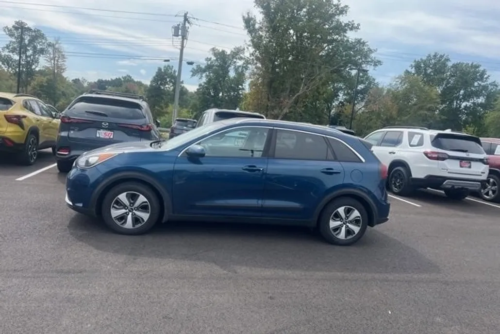 2017 Kia Niro LX photo 1