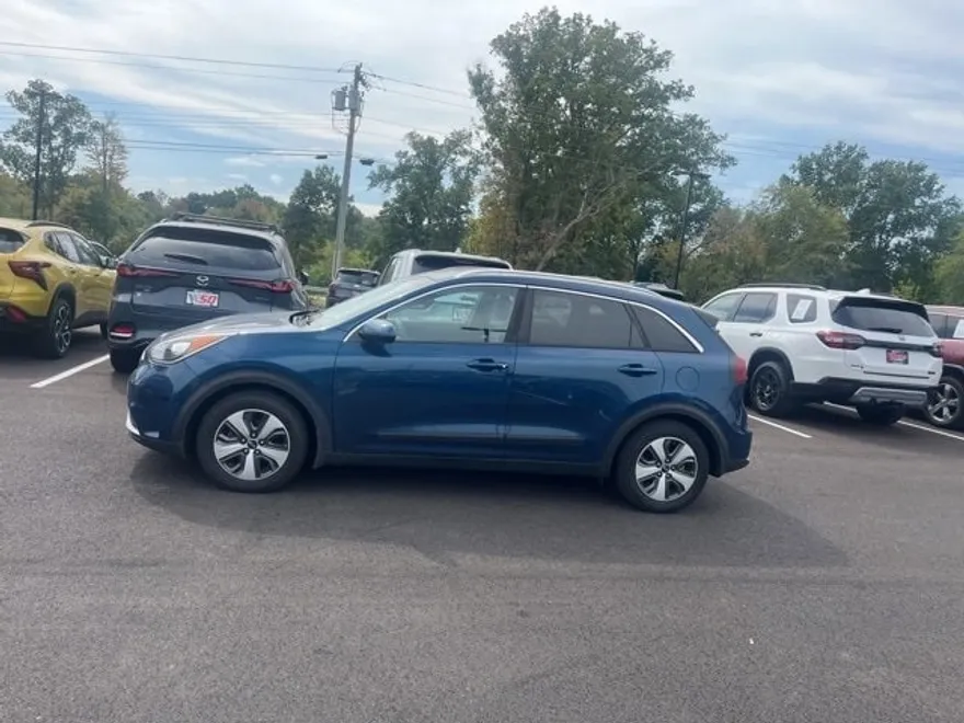 2017 Kia Niro LX photo 1