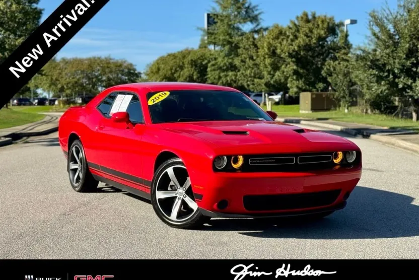 2019 Dodge Challenger SXT photo 1