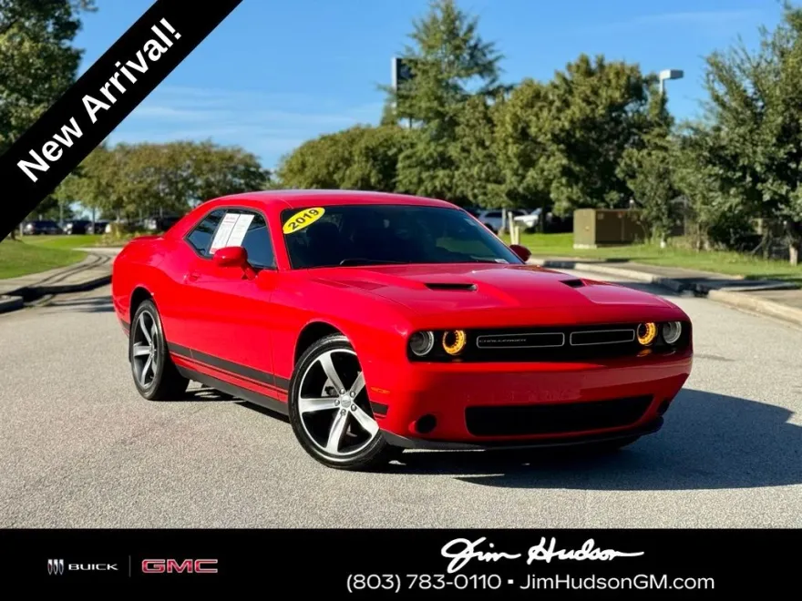 2019 Dodge Challenger SXT photo 1
