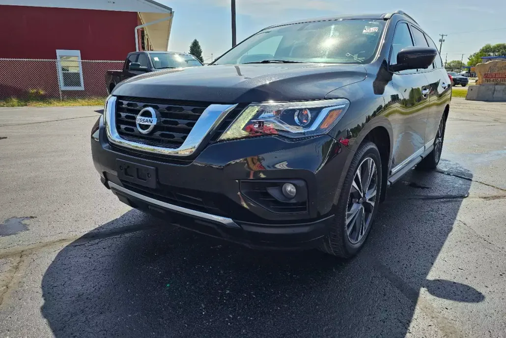 2017 Nissan Pathfinder Platinum photo 1