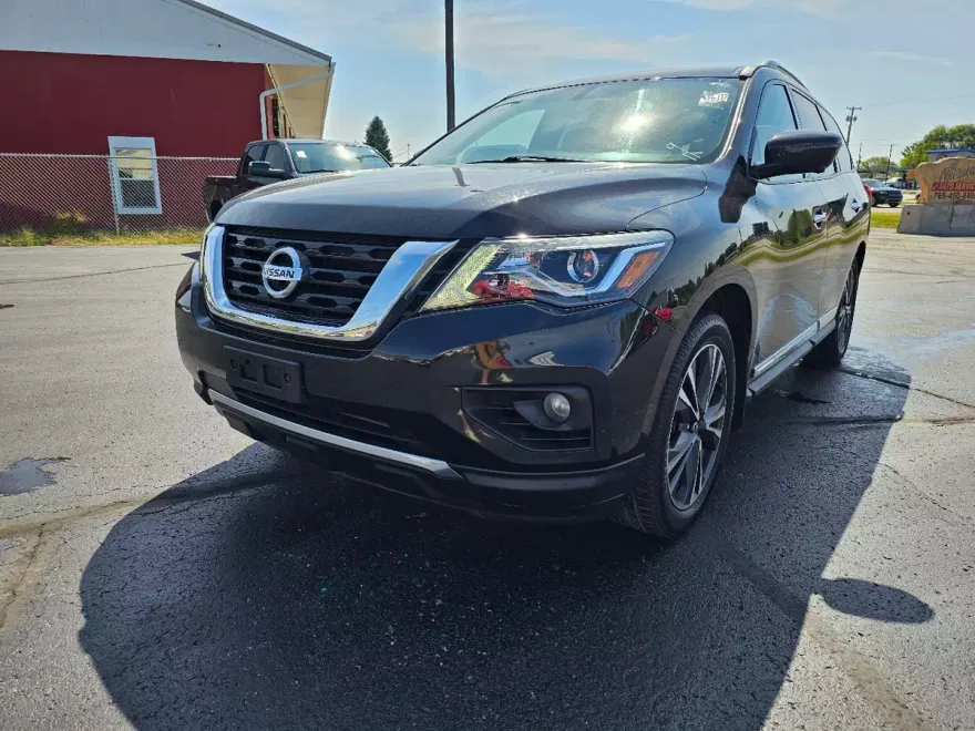 2017 Nissan Pathfinder Platinum photo 1