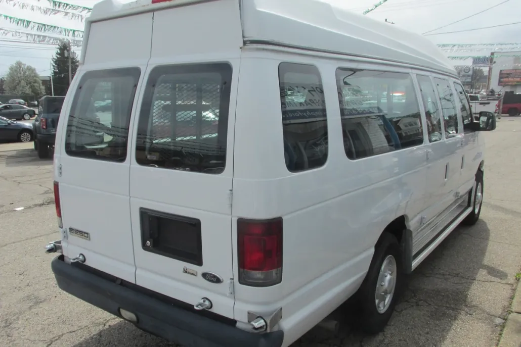 2010 Ford E-250 photo 1