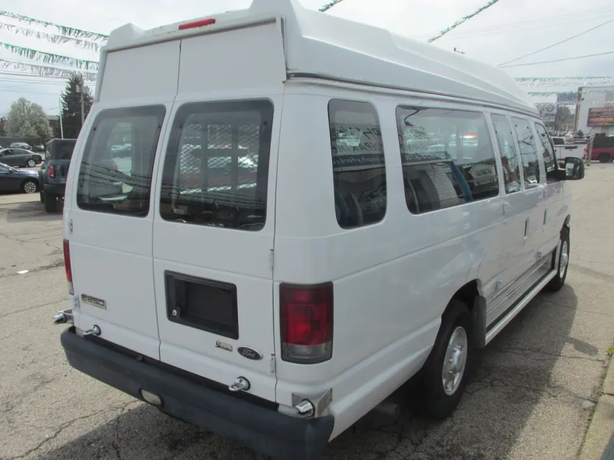 2010 Ford E-250 photo 1