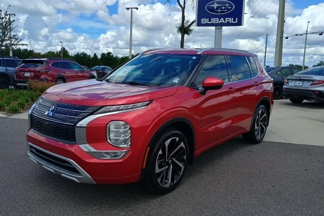2023 Mitsubishi Outlander SEL photo 1