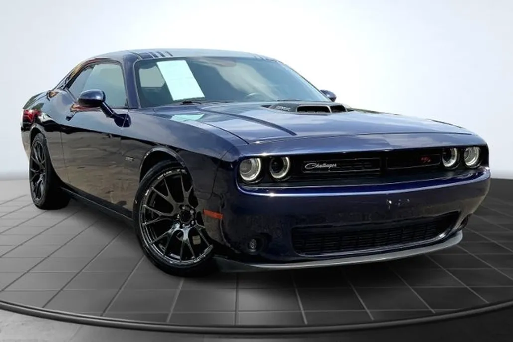 2017 Dodge Challenger R/T Plus photo 1