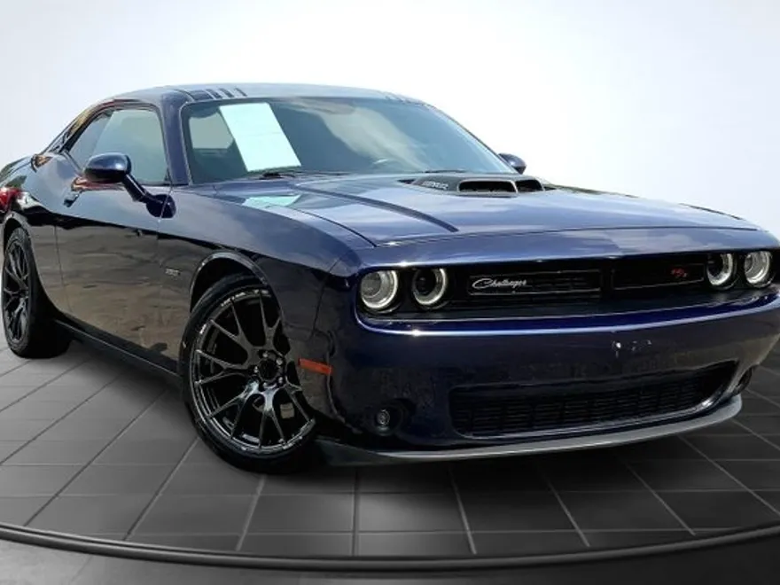 2017 Dodge Challenger R/T Plus photo 1
