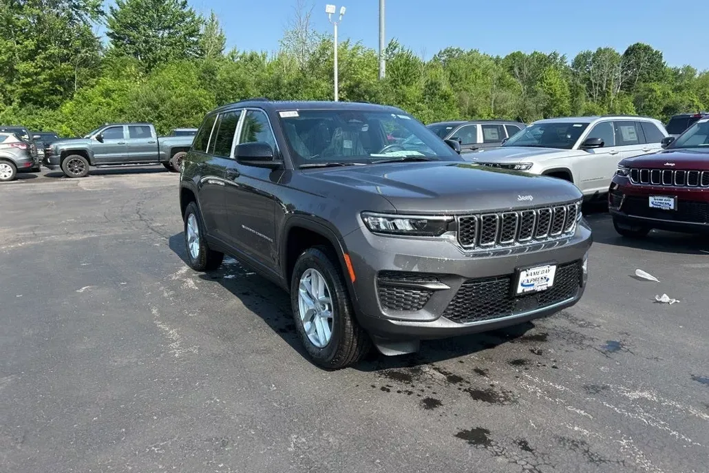 2025 Jeep Grand Cherokee Laredo photo 1