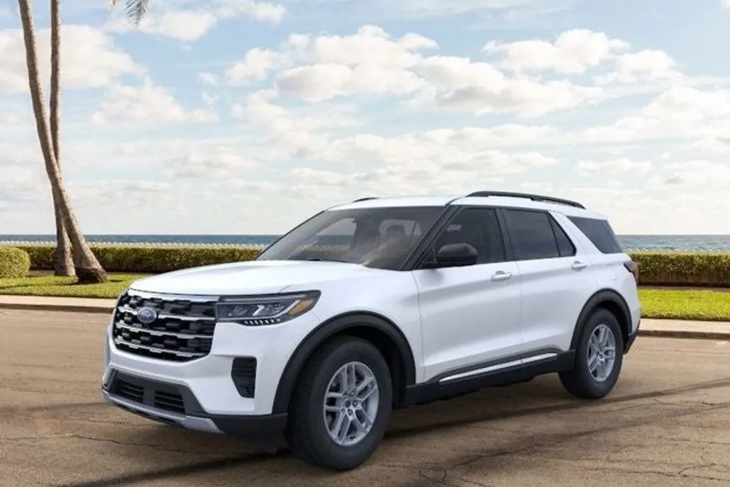 2025 Ford Explorer photo 1
