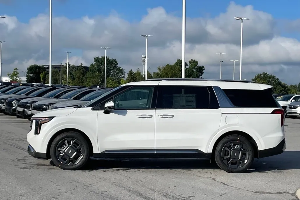 2026 Kia Carnival SX photo 1