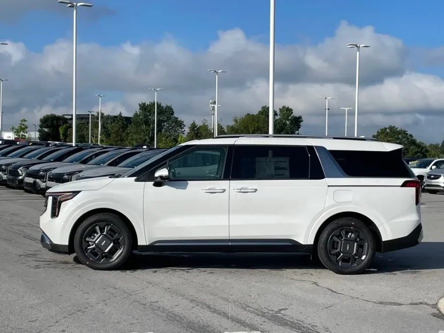 2026 Kia Carnival SX photo 1