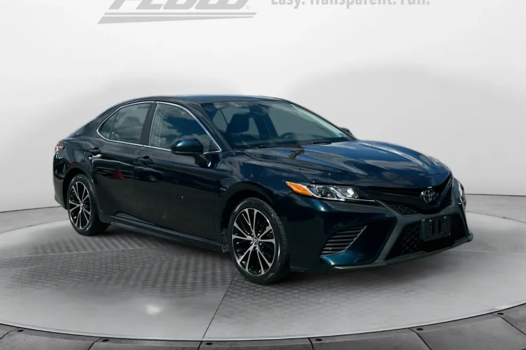 2020 Toyota Camry SE photo 1