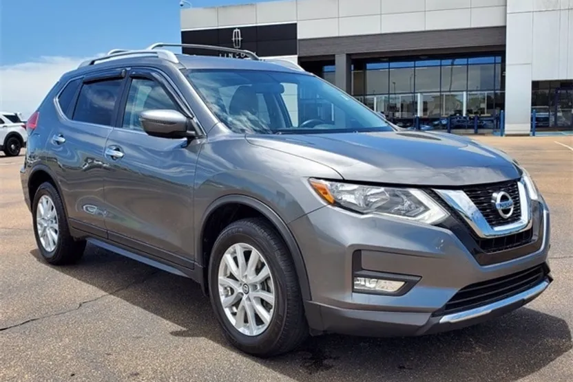2017 Nissan Rogue SV photo 1