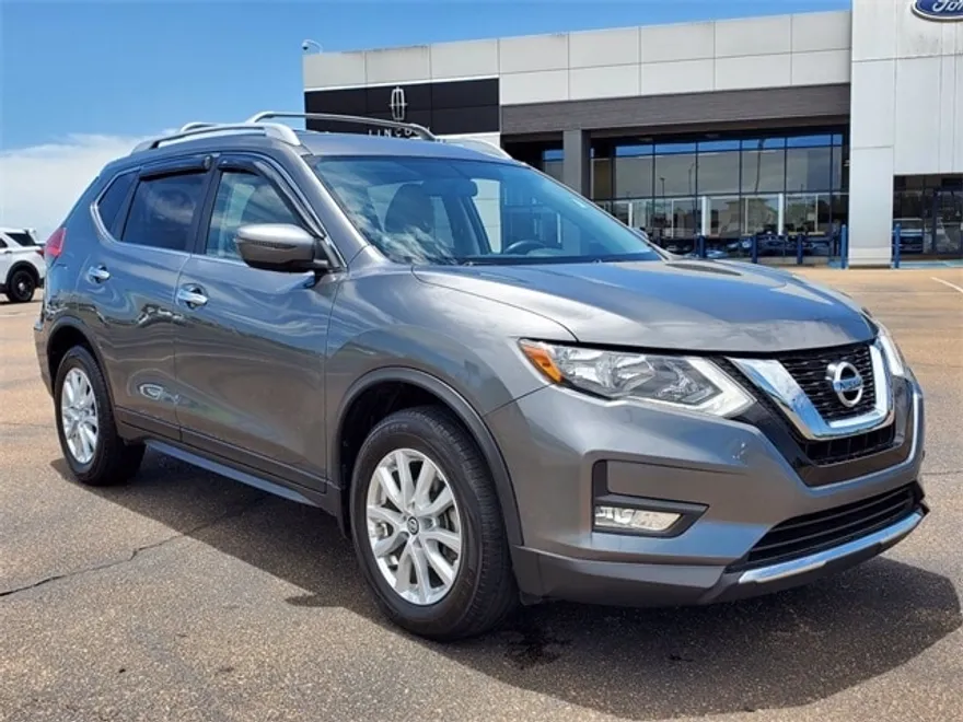 2017 Nissan Rogue SV photo 1
