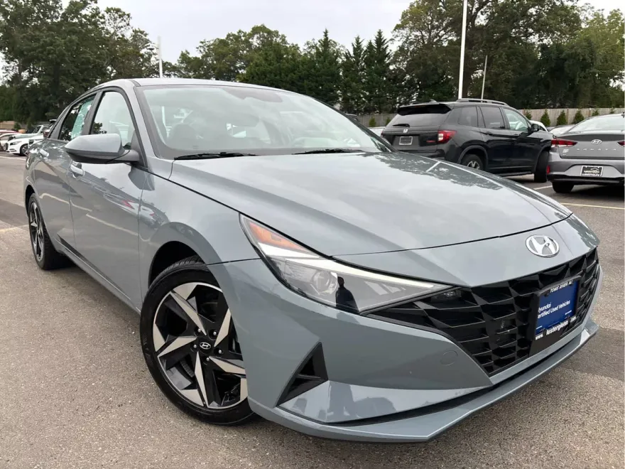 2023 Hyundai Elantra SEL photo 1