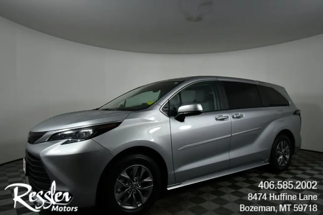 2024 Toyota Sienna LE photo 1