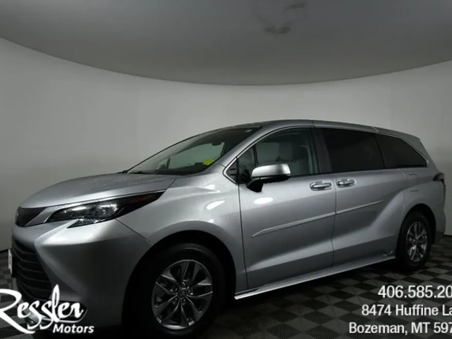 2024 Toyota Sienna LE photo 1