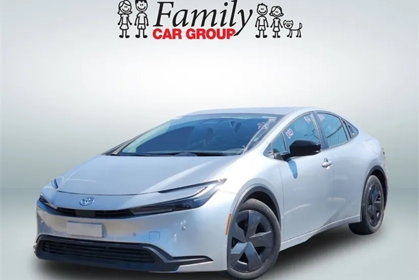 2024 Toyota Prius LE photo 1