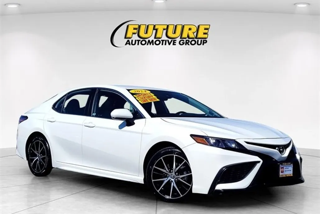 2024 Toyota Camry SE photo 1