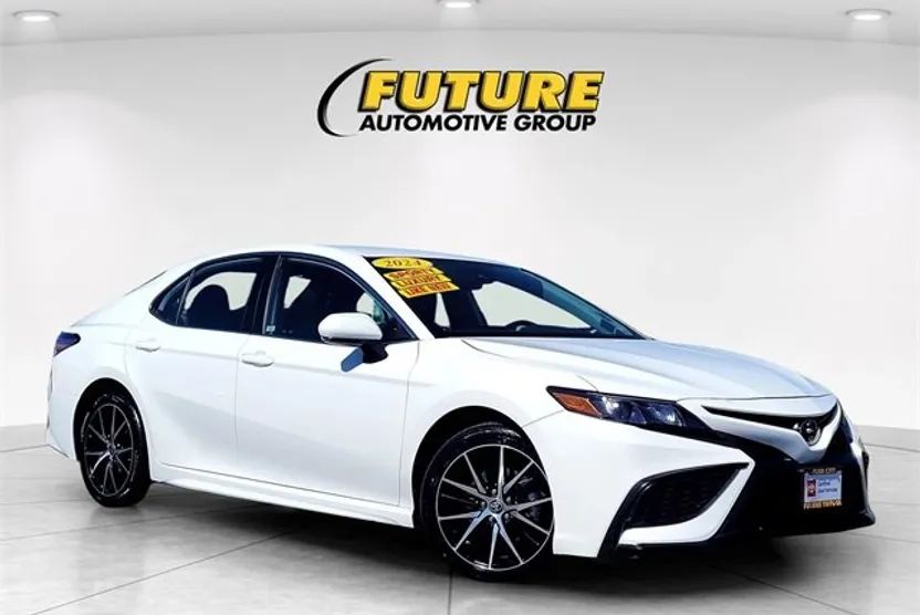2024 Toyota Camry SE photo 1