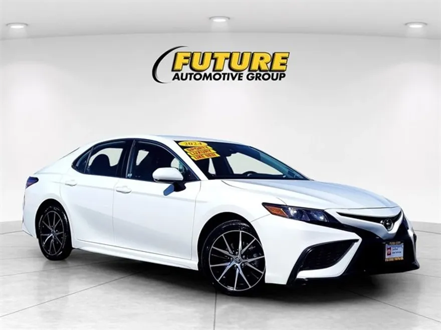 2024 Toyota Camry SE photo 1