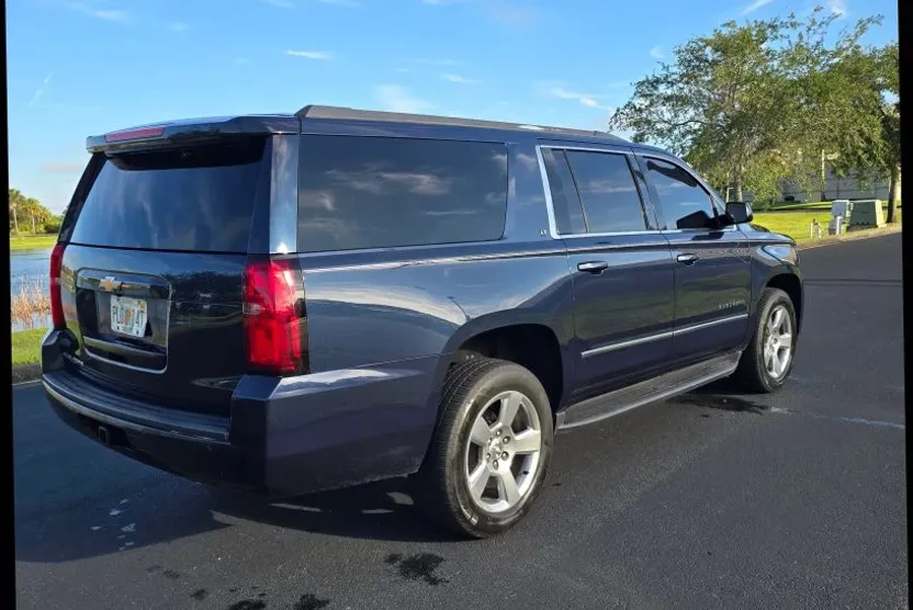 2018 Chevrolet Suburban LT photo 1