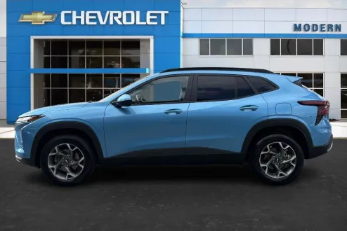 2025 Chevrolet Trax LT photo 2