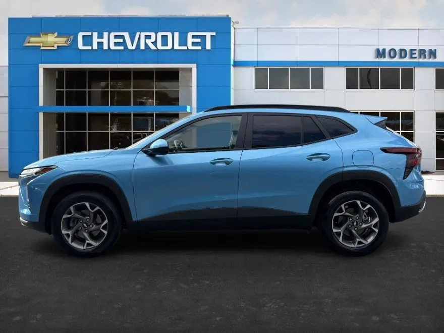 2025 Chevrolet Trax LT photo 2