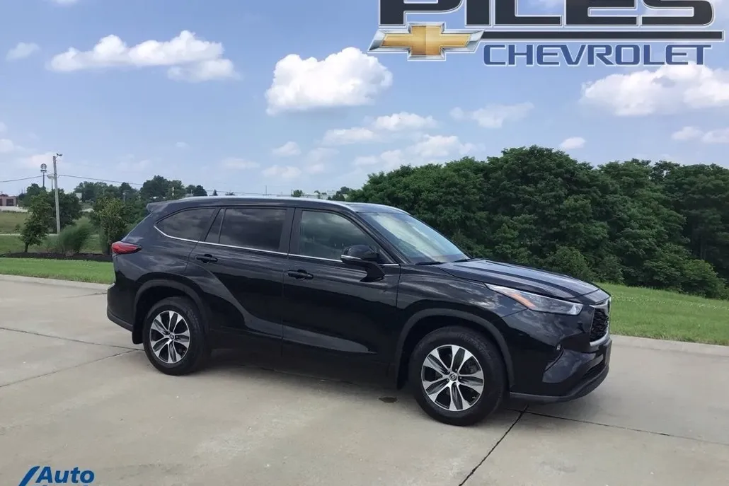 2023 Toyota Highlander L photo 1